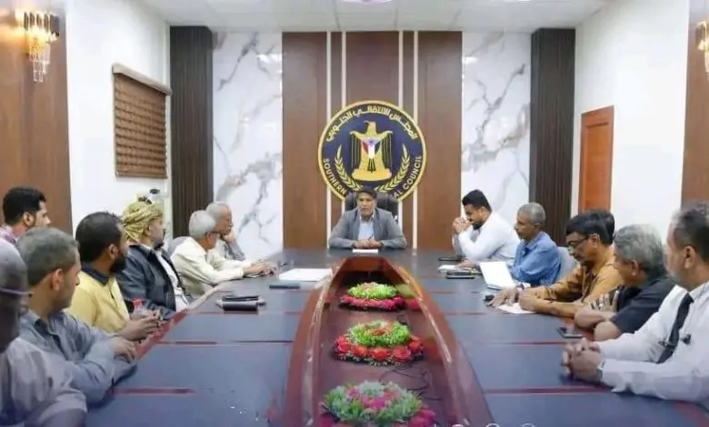 رفض قرار الحل.. “انتقالي عدن” يختار التمرد ويصعّد باسم “التفويض”