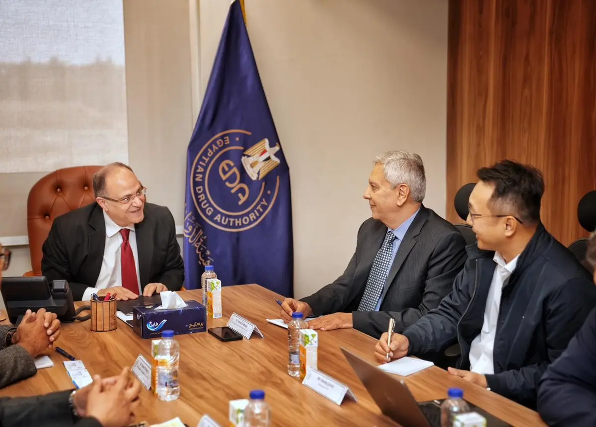 رئيس هيئة الدواء يبحث مع «القابضة للأدوية» و«هالو الصينية» سبل توطين الصناعات الدوائية المتقدمة