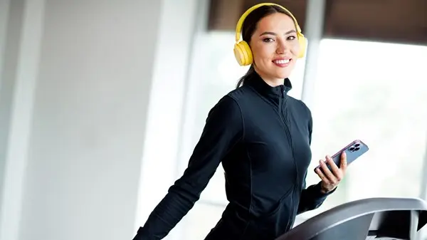 زهرة الخليج - من العشرينيات إلى ما بعد الخمسين.. أفضل تمارين المشي المنزلية على «يوتيوب»