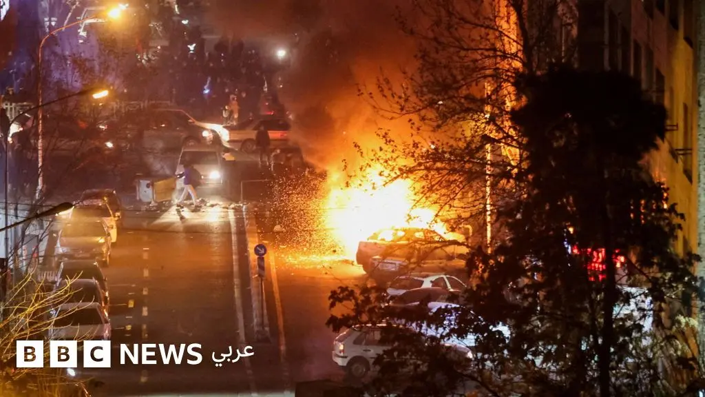 خامنئي يشيد بالمظاهرات المؤيدة للنظام، و ترامب يحث المتظاهرين على مواصلة الاحتجاج - BBC News عربي