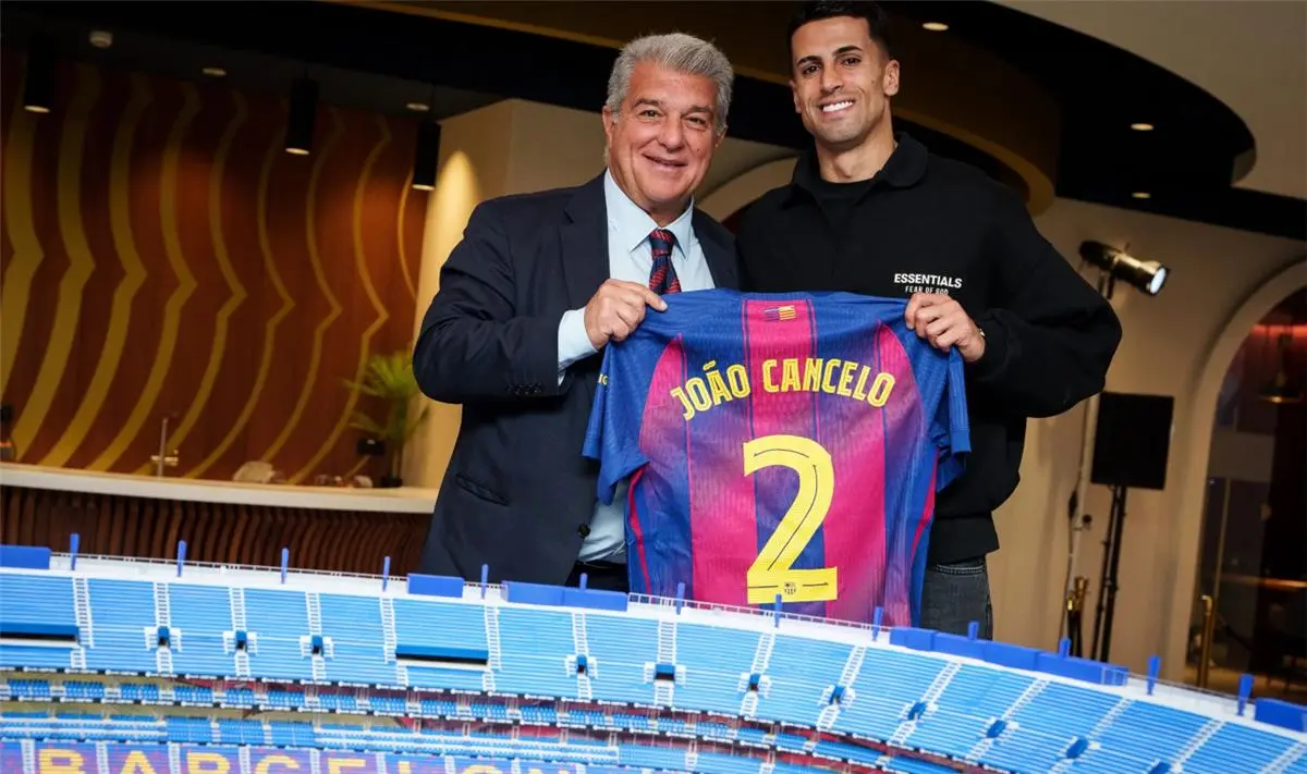 كانسيلو: برشلونة لا يرغب في رؤية ريال مدريد يفشل.. ولم أقصد استفزاز أحد بتصرفي