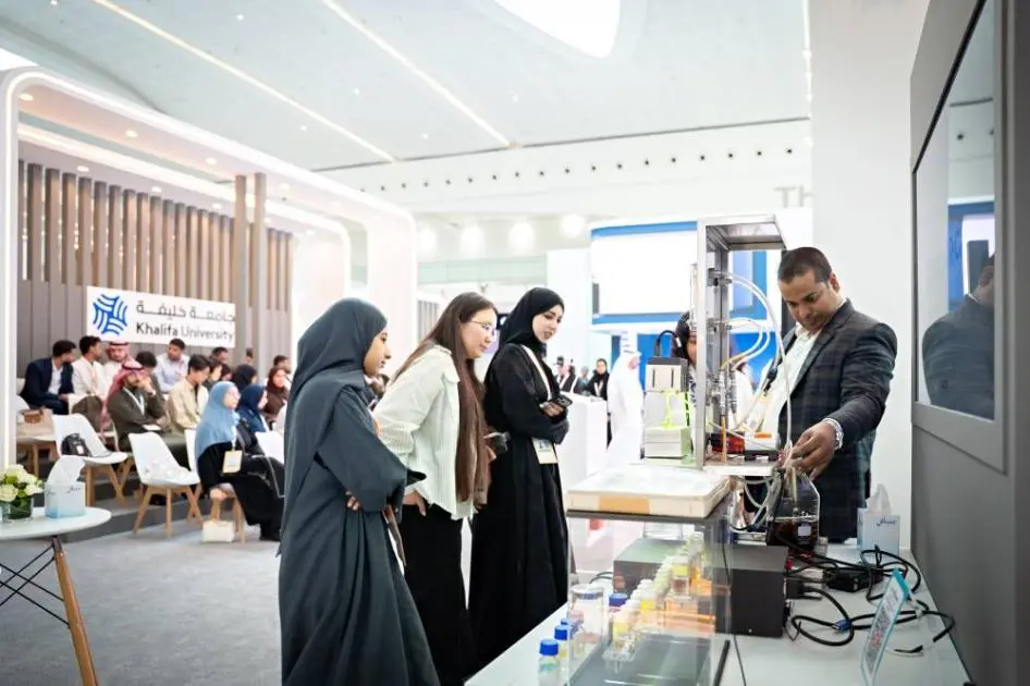 جامعة خليفة تستعرض حلولاً في الذكاء الاصطناعي خلال قمة طاقة المستقبل