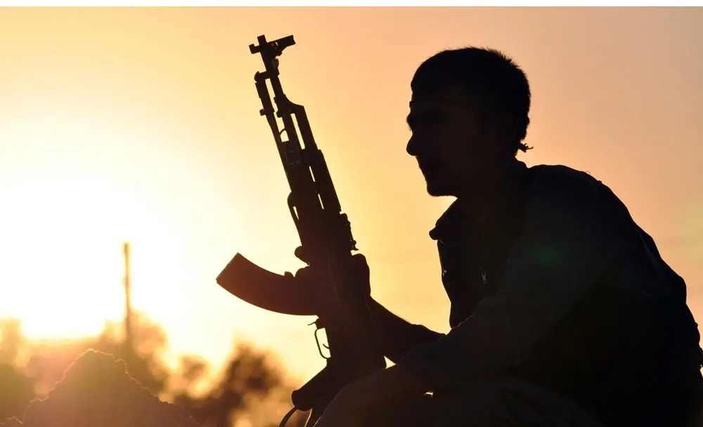 مصدر استخباراتي: قسد تجنّد فلول النظام البائد للقتال في صفوفها