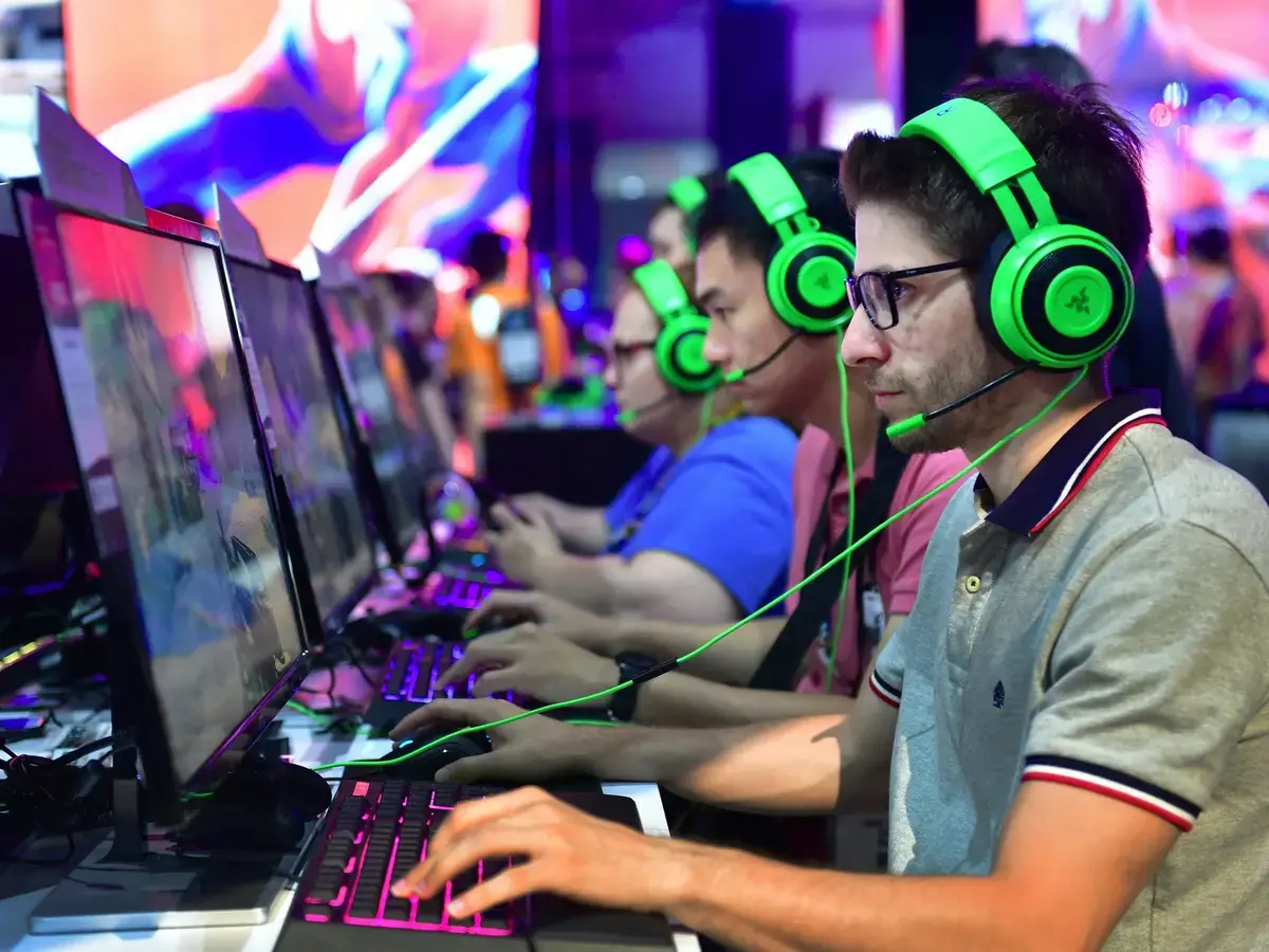 من «EA» إلى «وارنر بروس».. صفقات كبرى تقود طفرة استحواذات الألعاب