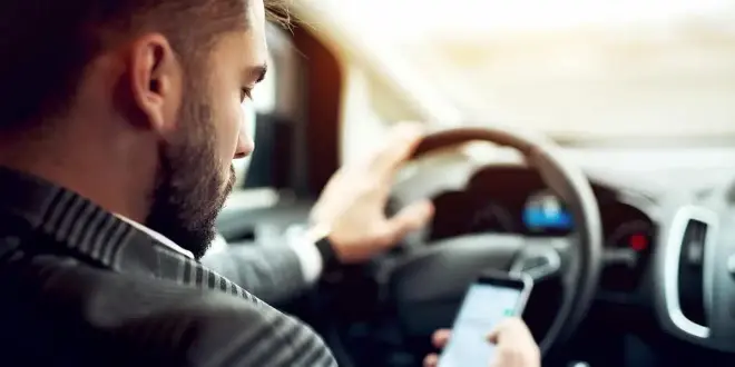 فلوريدا تدرس قانونًا صارمًا يمنع حمل الهاتف أثناء القيادة بالكامل - سعودي شفت