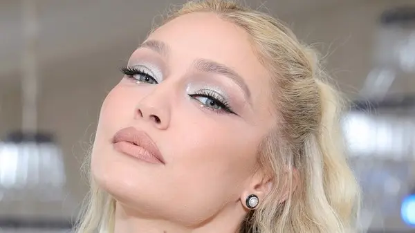 زهرة الخليج - من «Y2K» إلى 2026.. «مكياج الجليد» يعود من جديد