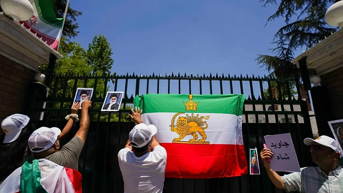إيران بين ثورتين.. لماذا يعود إرث الشاه إلى الواجهة تزامنًا مع الاحتجاجات؟