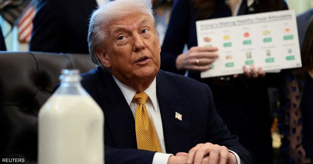 زجاجة حليب على مكتب ترامب.. ما السر خلفها؟