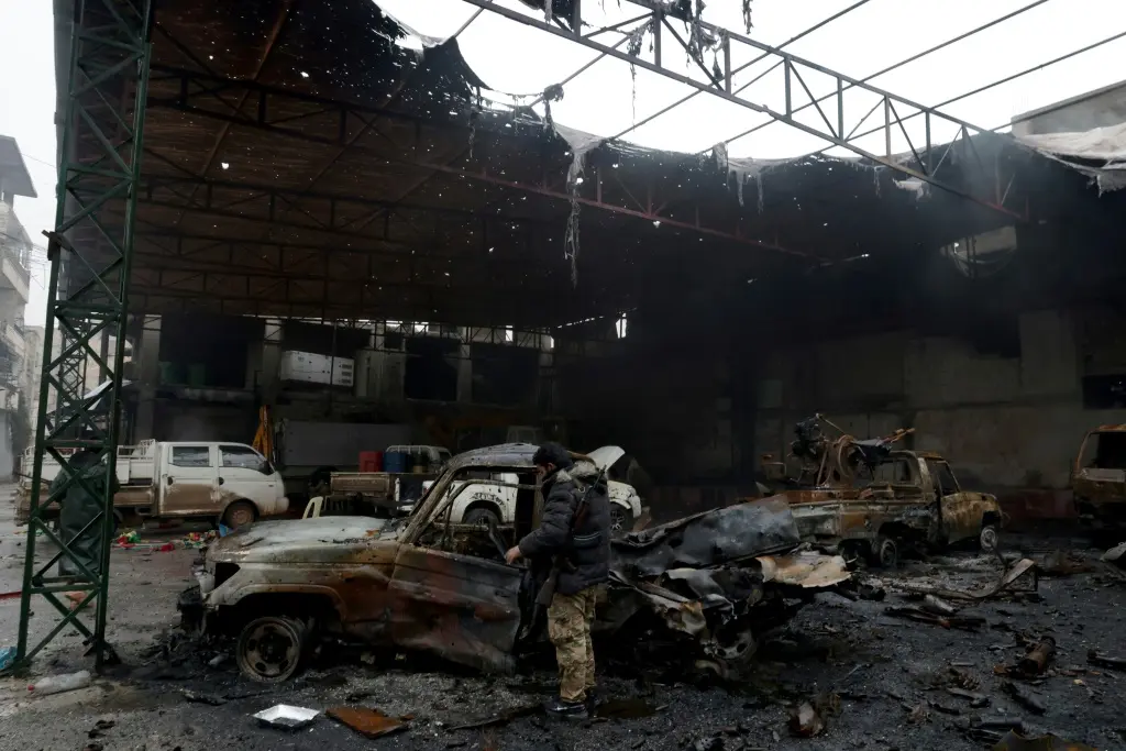 الجيش السوري يرسل تعزيزات إلى الشرق من مدينة حلب بعد مطالبة القوات الكردية بإخلاء نقاط سيطرتها