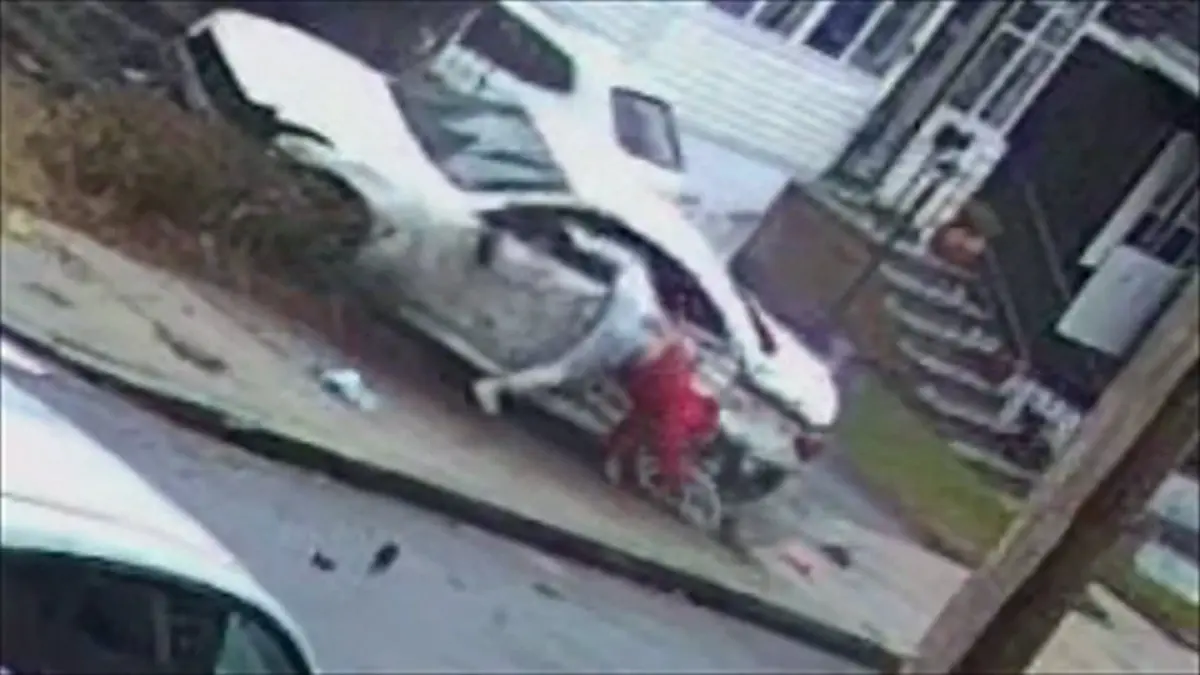 لحظة فقدان سائق السيطرة على سيارته واصطدامه بمنازل حي أمريكي