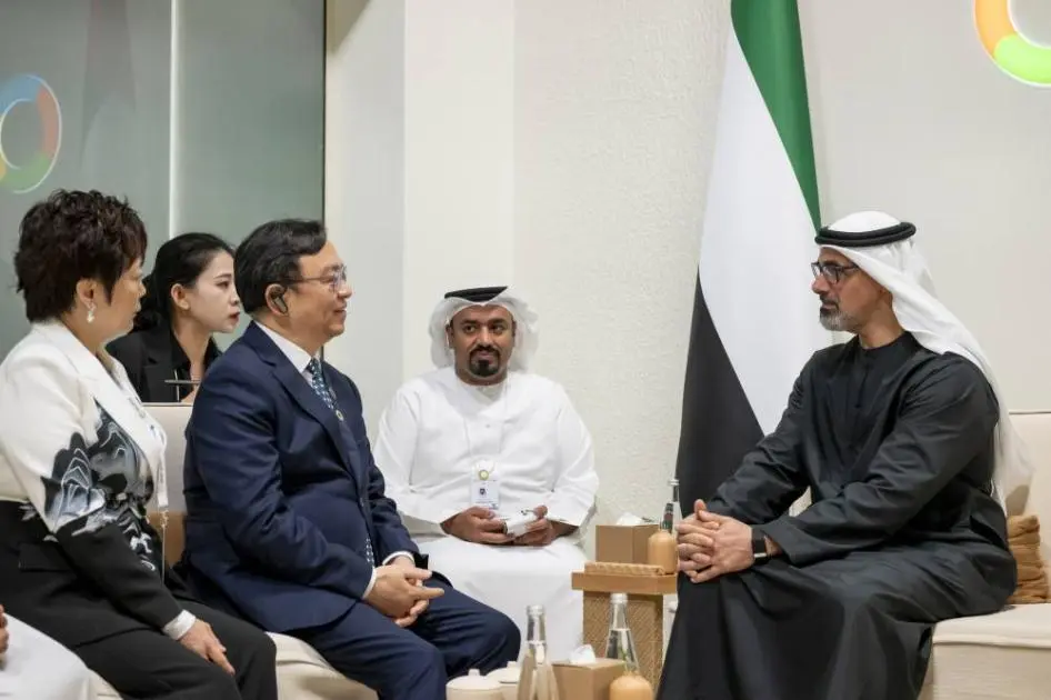 خالد بن محمد يبحث التعاون في تصنيع السيارات الكهربائية مع رئيس «بي واي دي»