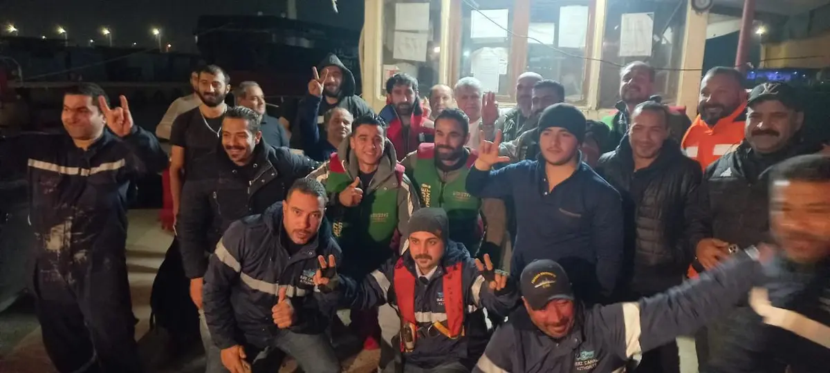 قناة السويس: نجاح جهود إنقاذ طاقم سفينة البضائع « FENER» بعد زيادة إنحراف السفينة واتجاهها للغرق - أموال الغد