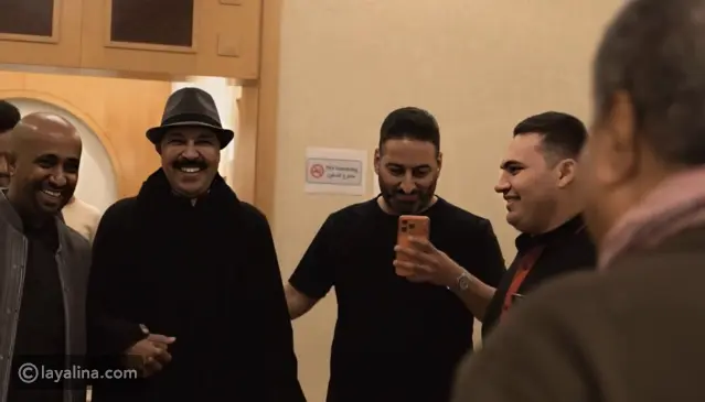 محمد عبده يفاجئ عبدالله الرويشد باستقبال حافل في كواليس فبراير الكويت