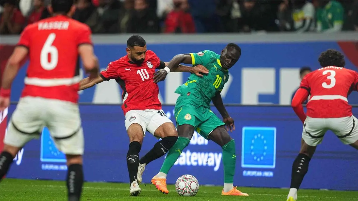 "خيبة أمل" محمد صلاح تسيطر على عناوين صحف إنجلترا: البطل ماني يعيد التاريخ المؤلم للفراعنة