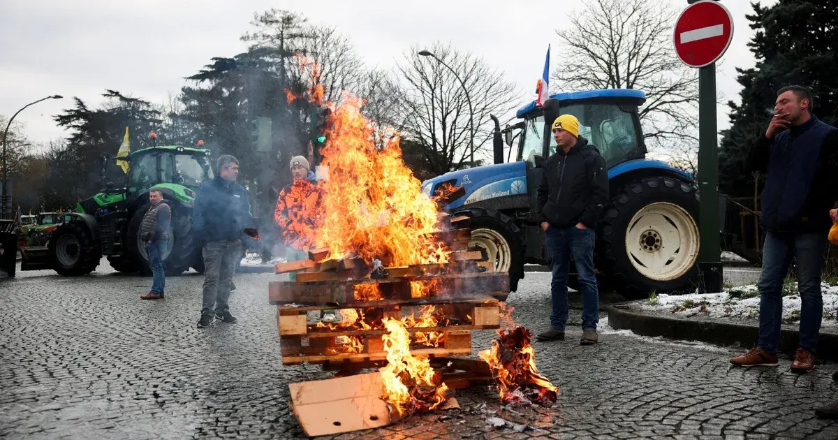 احتجاجات المزارعين تربك خطط المفوضية الأوروبية بشأن الدفاع والموازنة