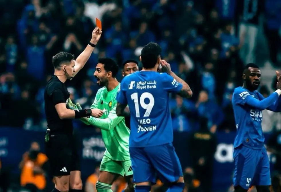 بسبب "سلوك مشين".. إيقاف وتغريم حارس نادي النصر بعد أحداث مباراته ضد الهلال (فيديو)