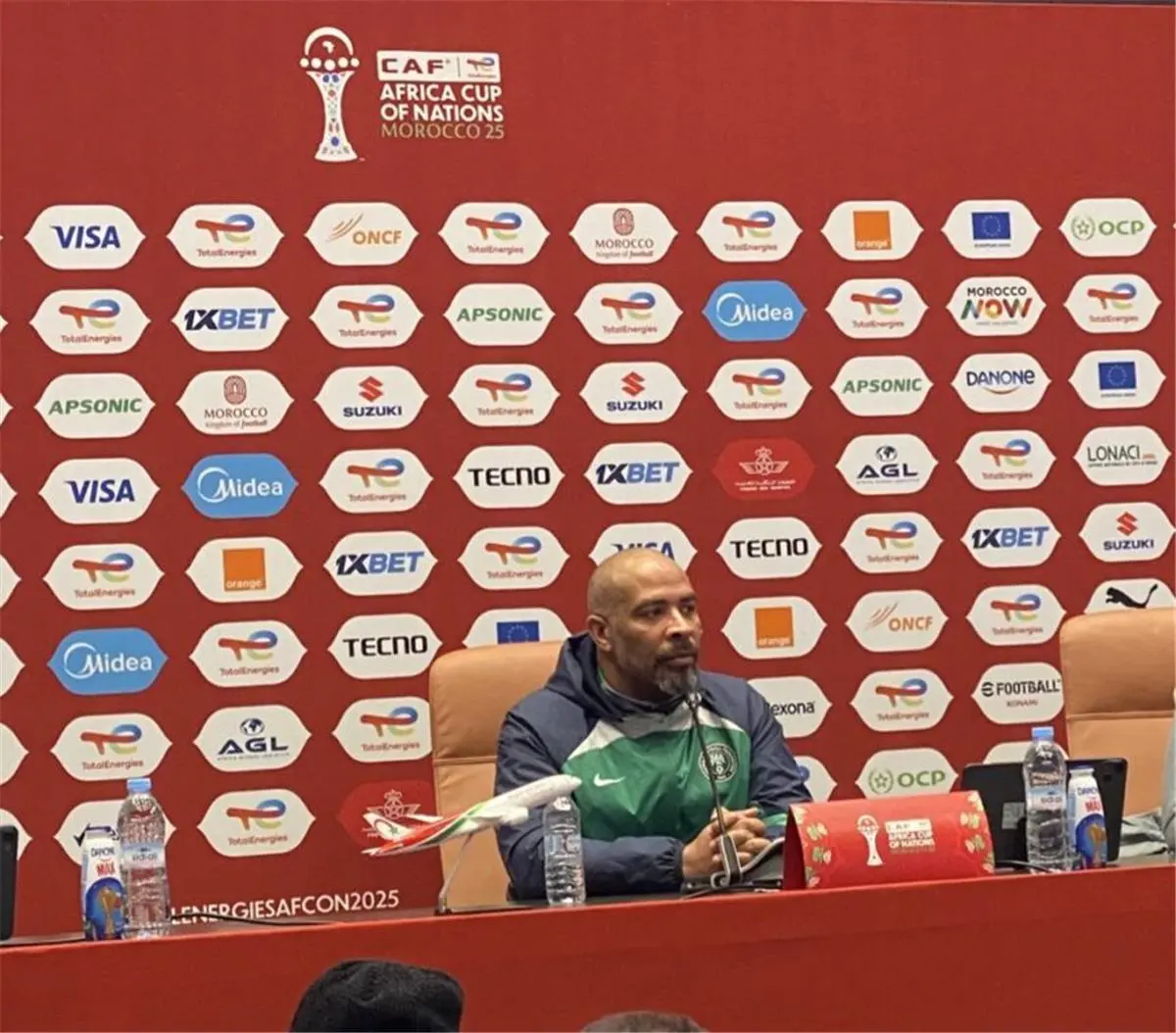 مدرب نيجيريا يغازل الاتحاد لتجديد عقده قبل لقاء مصر.. ويدافع عن تشوكويزي بسبب مباراة المغرب