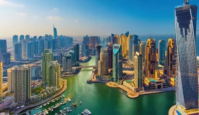 «تايمز»: الإمارات وجهة الشباب البريطاني للعمل