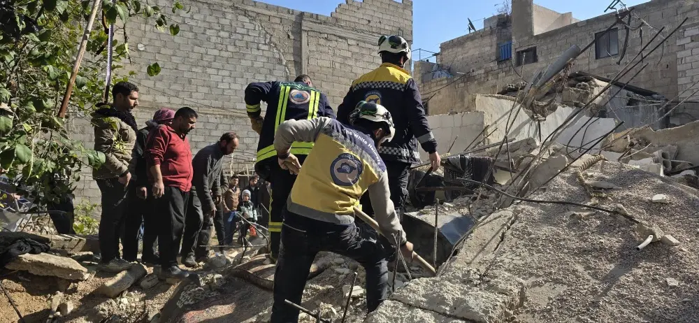 وفاة سيدة وابنتيها وإصابة 4 آخرين بانهيار منزل في دوما بريف دمشق