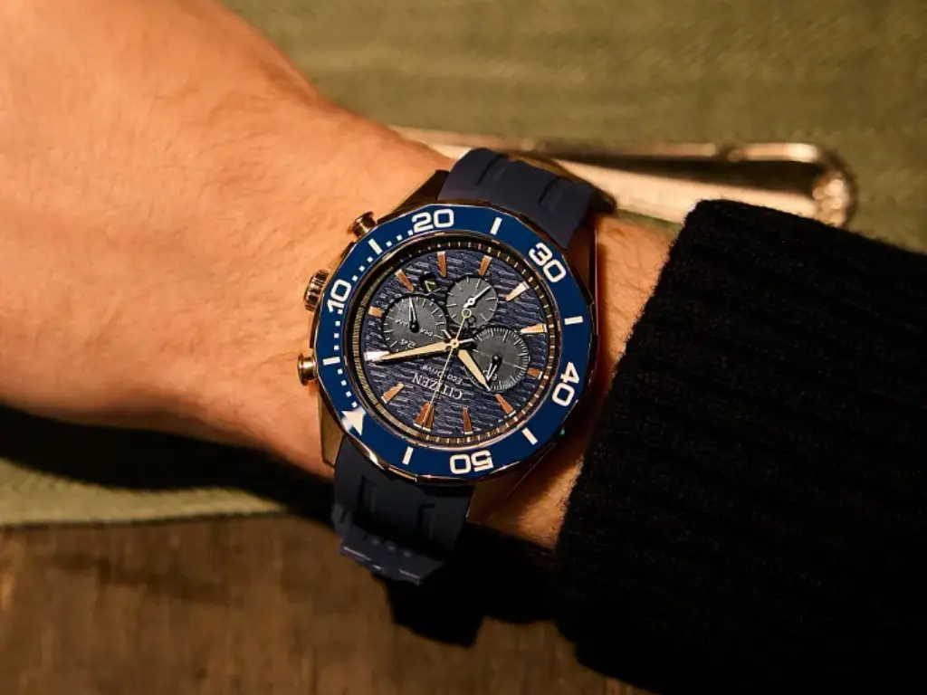 ساعة Citizen الجديدة: كرونوغراف Eco-Drive باللون الوردي الذهبي والقرص الأزرق