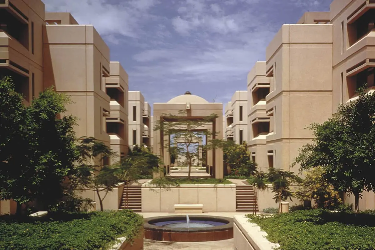 جامعة الملك عبد العزيز تختتم "هاكاثون النمذجة" بشراكة وزارة النقل