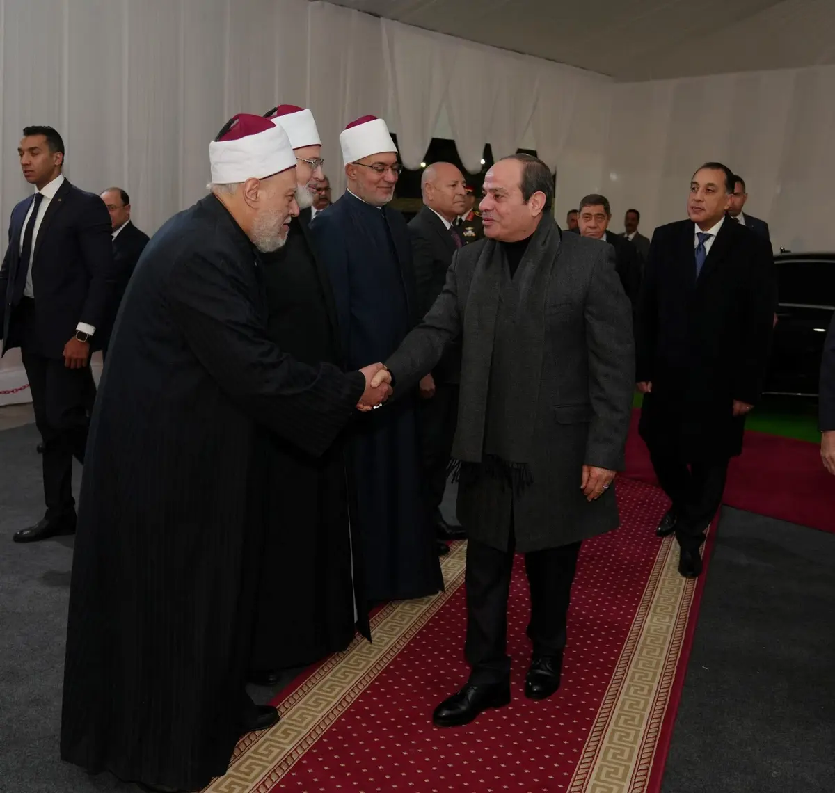 الرئيس يتفقد مسجد العزيز الحكيم بالمقطم إيذانًا بافتتاحه - أموال الغد