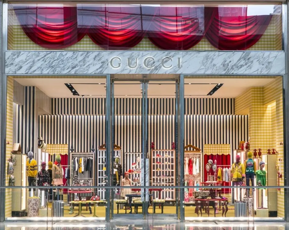 إفلاس «ساكس» يهز سوق الموضة الفاخرة ويطول «شانيل» و«غوتشي»