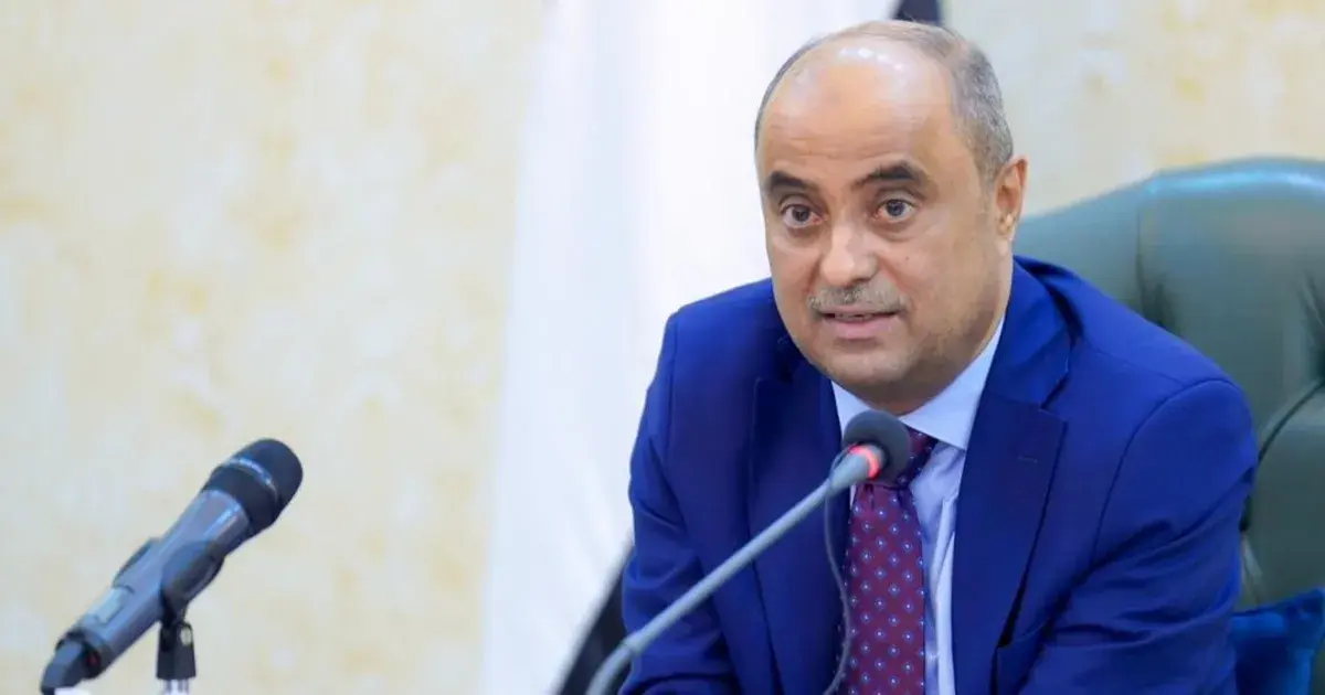 العليمي يتلقى استقالة حكومة بن بريك ويعيّنه مستشاراً