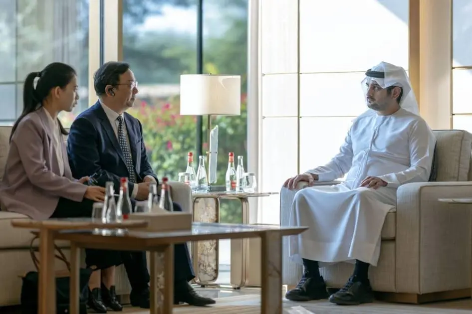 مكتوم بن محمد يستعرض مع رئيس«بي واي دي» حلول التنقّل المستدام