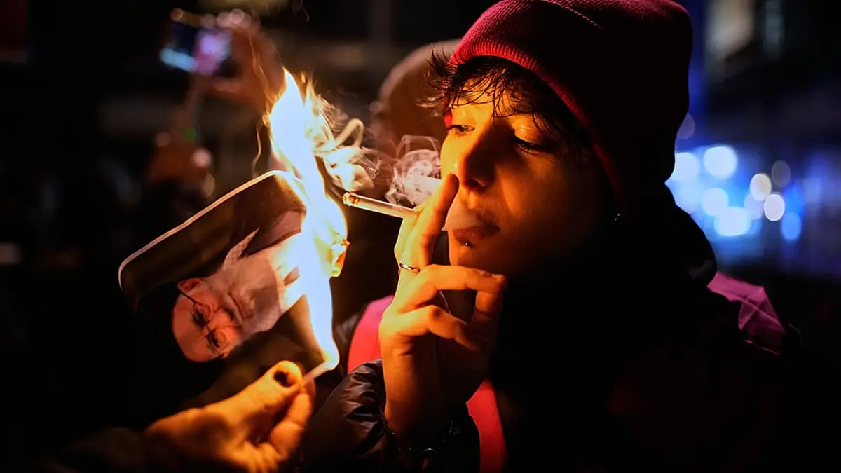 نيوزيلندا تُغلق سفارتها في إيران.. وأمريكا تحرّك حاملات الطائرات وتحدد 4 "خطوط حمراء"