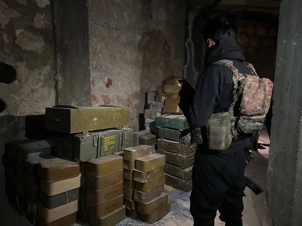 الداخلية تضبط مستودع أسلحة وذخائر لتنظيم قسد في ريف حلب