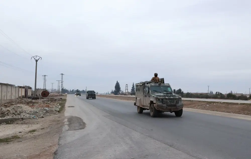 الجيش السوري يطالب قسد بالانسحاب إلى شرق الفرات وإخلاء الطبقة