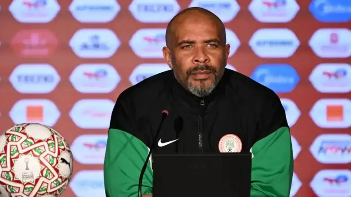 مدرب نيجيريا يشتكي قبل لقاء مصر: نواجه نفس أزمة مباراة المغرب