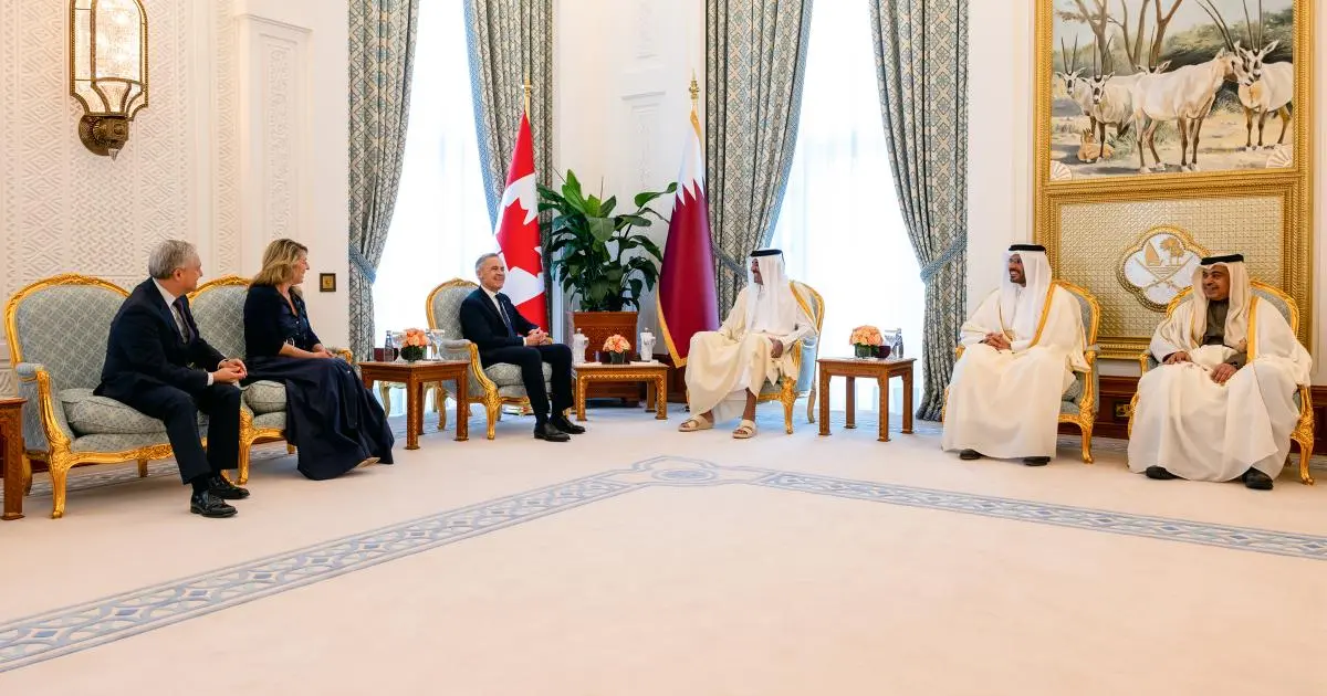 أمير قطر يجري مباحثات مع رئيس وزراء كندا في الدوحة