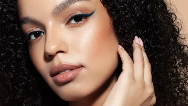 زهرة الخليج - كيف تضعين البرونزر لتوهج طبيعي دون مبالغة؟