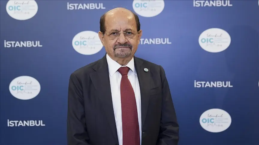 بدعم سعودي.. رئيس حكومة اليمن يأمر بصرف رواتب الموظفين المتأخرة