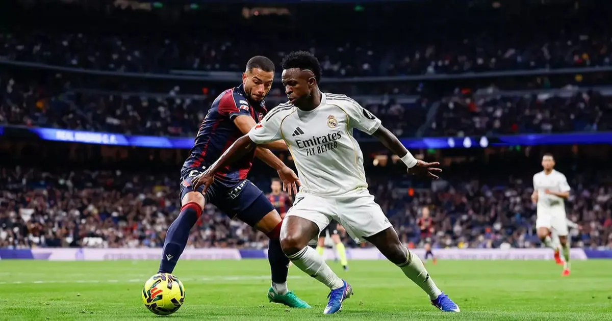 فينيسيوس "يهدّد بالرحيل" عن ريال مدريد بعد احتجاجات "سانتياغو برنابيو"