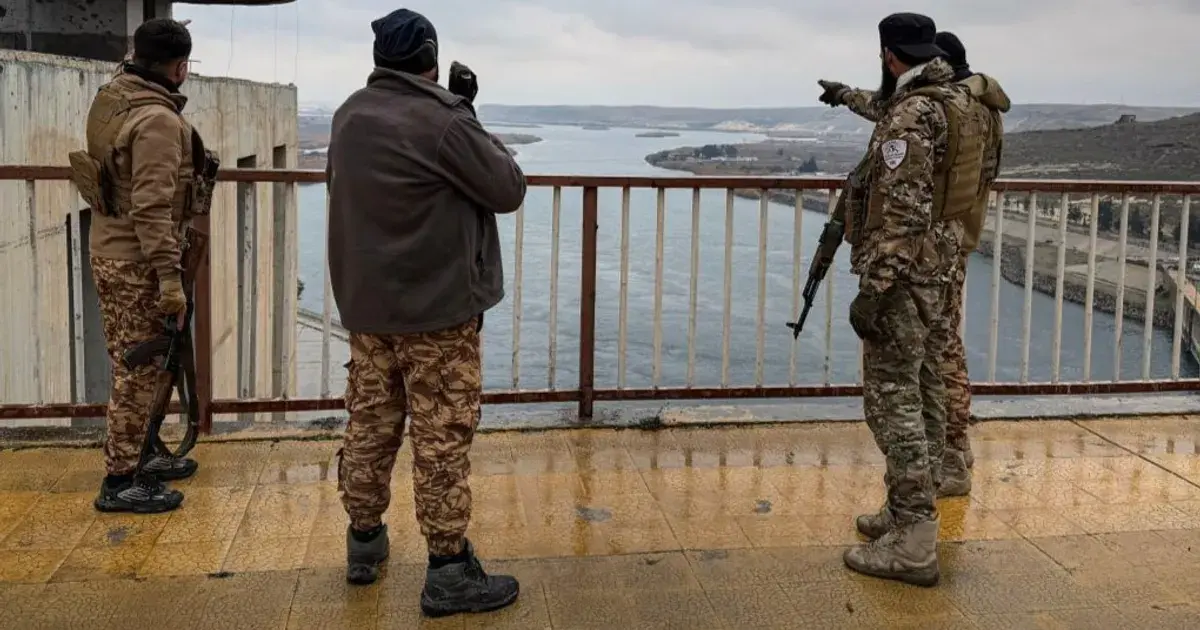 الجيش السوري يواصل التقدم بمناطق قسد ويسيطر على بلدة استراتيجية بالرقة