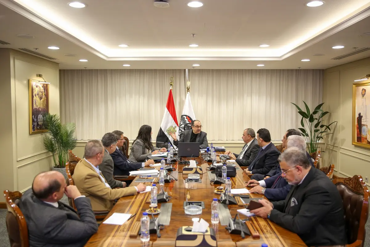 وزير قطاع الأعمال يبحث تعزيز شراكات الغزل والنسيج مع القطاع الخاص - أموال الغد