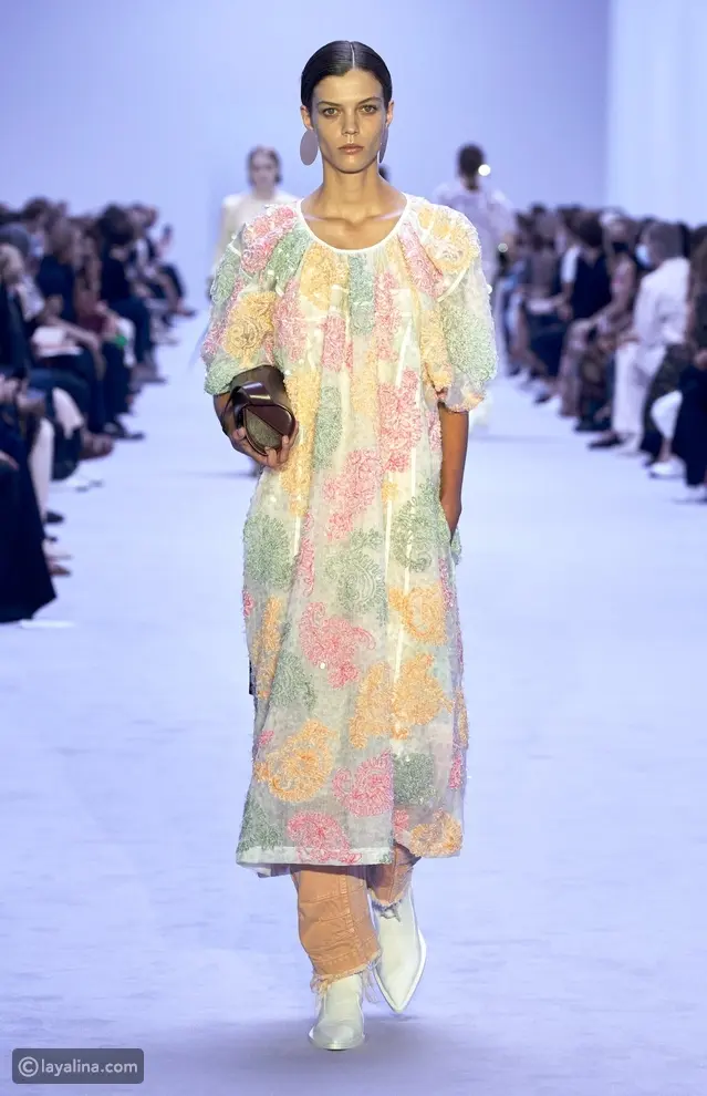 أزياء الفشار: أسلوب عام 2000 يسيطر على صيحات الموضة