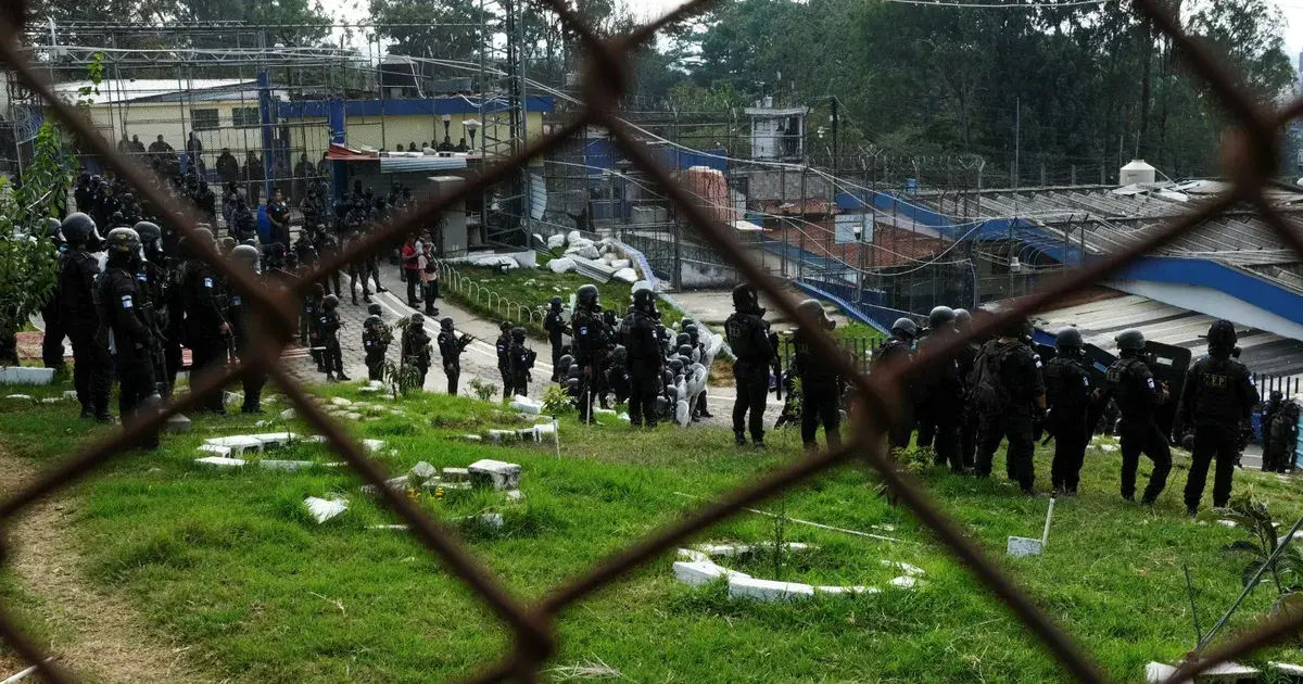 جواتيمالا تعلن الأحكام العرفية بعد تحرير رهائن احتجزوا بعد شغب في سجون