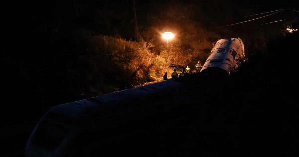 ارتفاع عدد ضحايا تصادم قطارين في إسبانيا.. والحكومة: الحادث غريب جداً