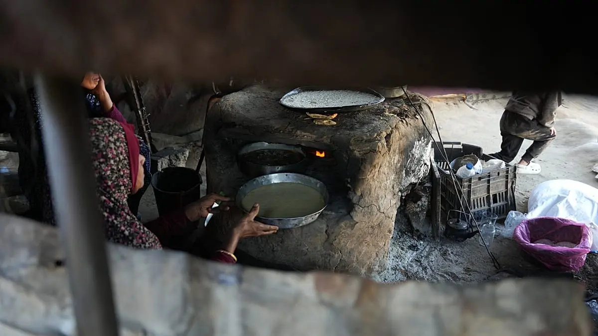 قصف مستمر في غزة يزيد من معاناة السكان.. وإسرائيل تطلق "عملية واسعة" في الخليل