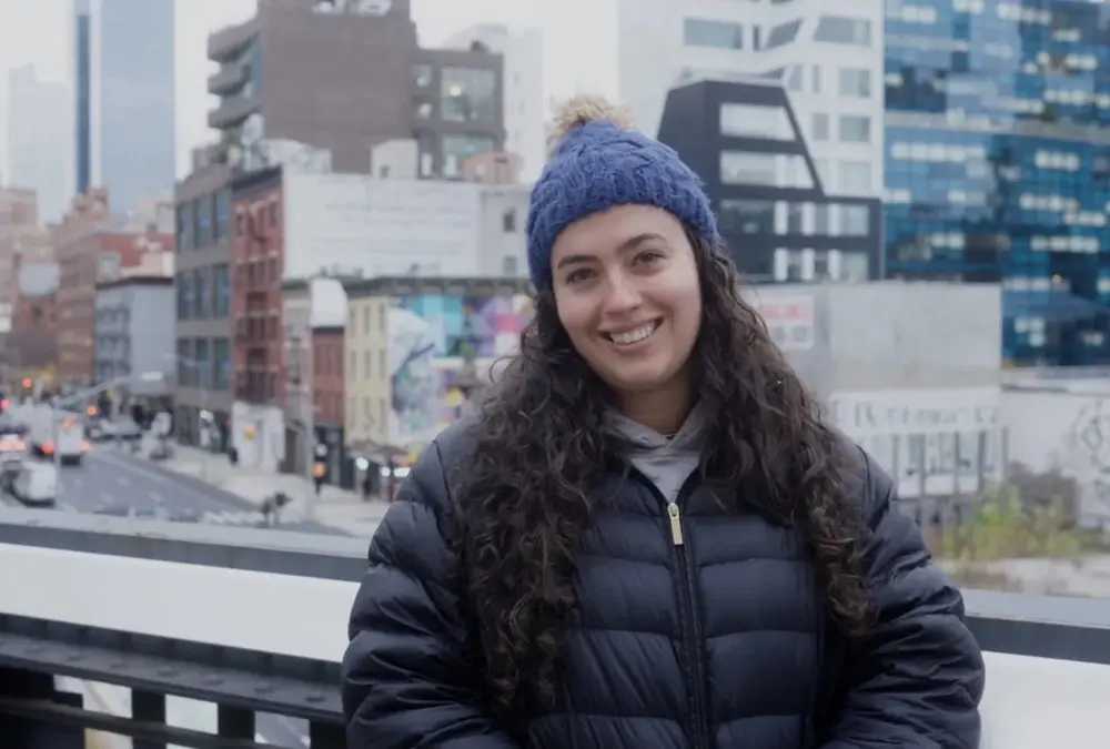 شابة تواجه غلاء مانهاتن.. فلسفة العيش بوعي في مدينة تلتهم المدخرات