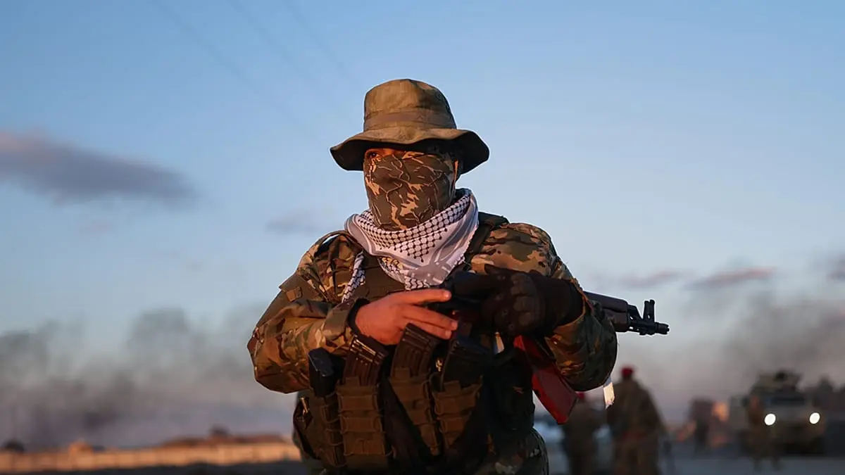 انفلات أمني في سجن الشدادي.. "قسد" تعلن فقدان السيطرة ودمشق تحملها مسؤولية فرار سجناء "داعش"