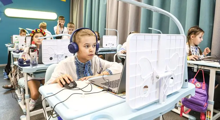 وكالات أممية تحذر: الذكاء الاصطناعي قد يعزز حقوق الأطفال أو ينتهكها