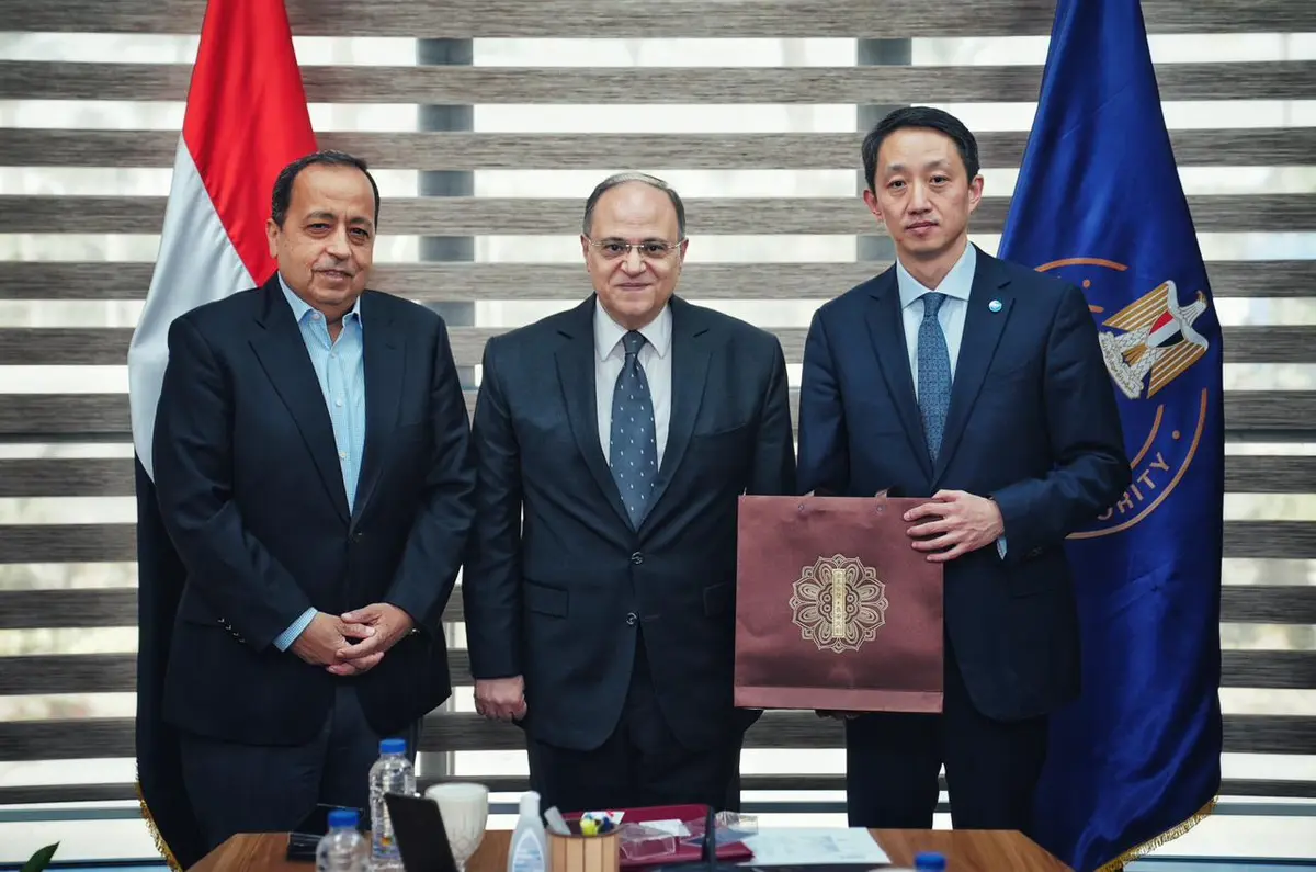 رئيس هيئة الدواء يبحث مع ممثلي «جيبتو فارما وغان أند لي الصينية» سبل توطين الصناعة الدوائية