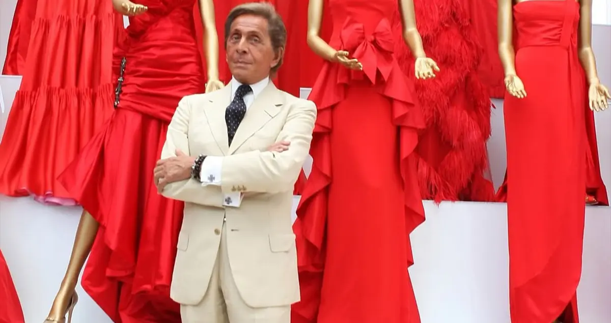 وداعاً Valentnio Garavani... المصمّم الأيقوني الذي جعل من الأحمر لغة للأناقة!