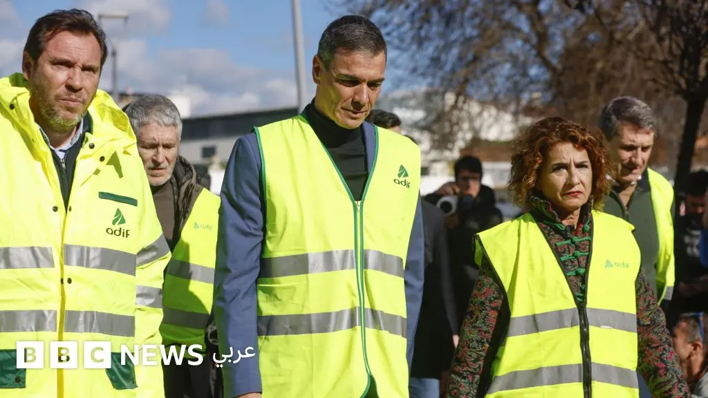 رئيس الوزراء الإسباني يتعهد بمعرفة سبب حادث القطارات المميت جنوبي البلاد - BBC News عربي