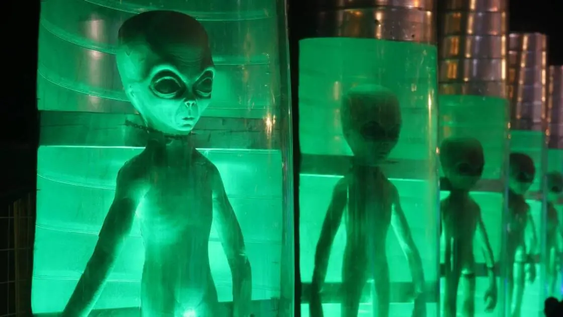 تحذير صادم من قلب لندن: إعلان وجود كائنات فضائية قد يشعل أزمة مالية عالمية